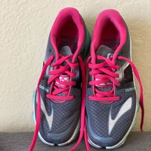 Brooks tennis shoes. Size 6.